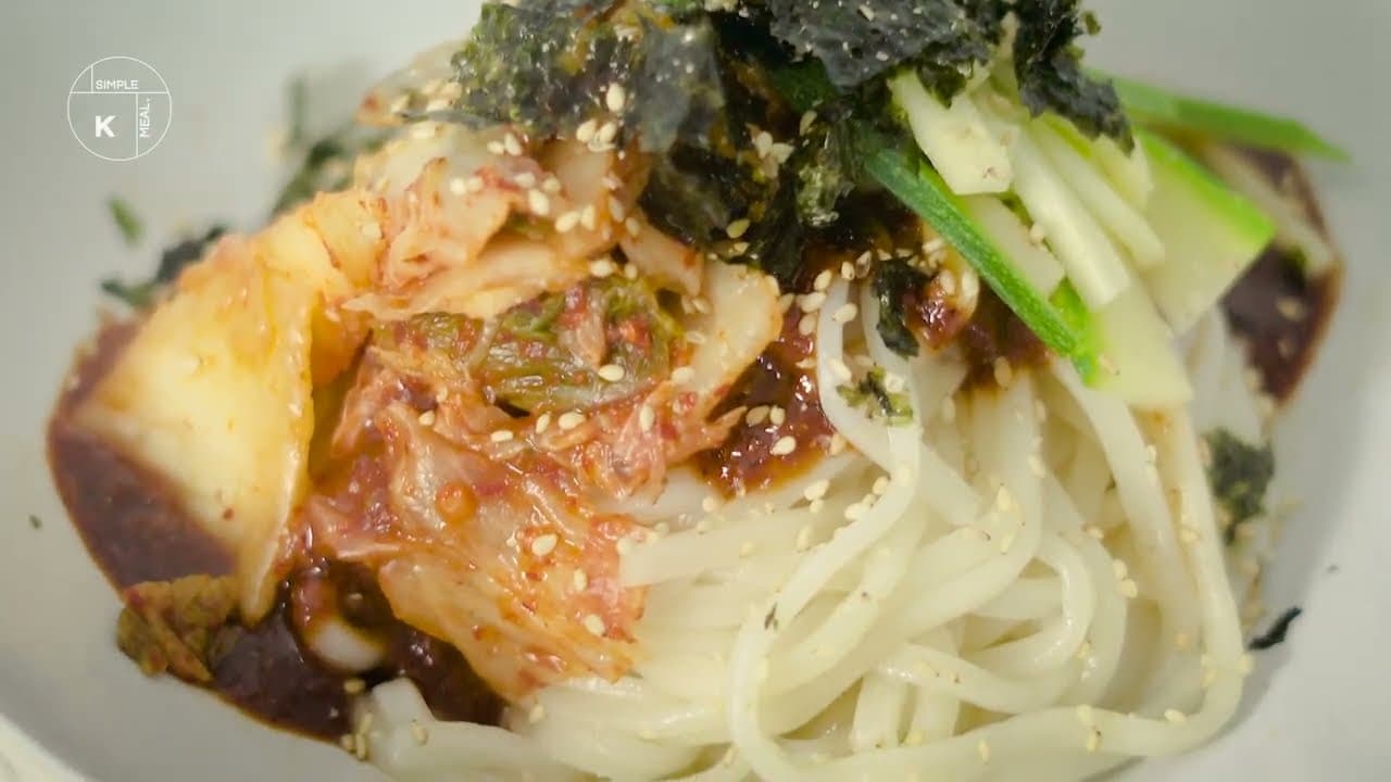 Bibim Kalguksu with All-Purpose Sauce (비빔 칼국수) - Korean recipe