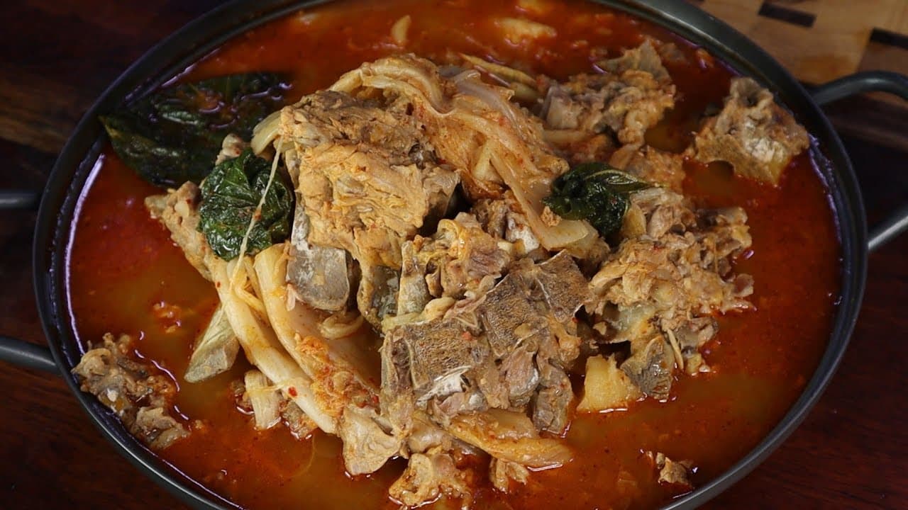 Homemade Gamjatang (Pork Bone Soup) (집에서 만드는 감자탕) - Korean recipe